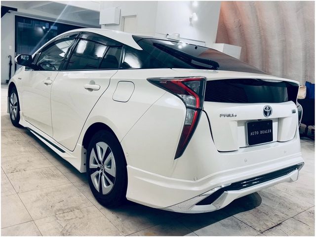 TOYOTA PRIUS 2017