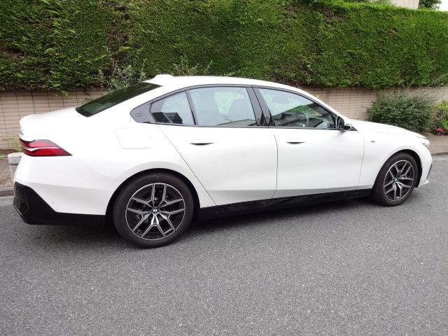 BMW BMW 5series sedan 2024