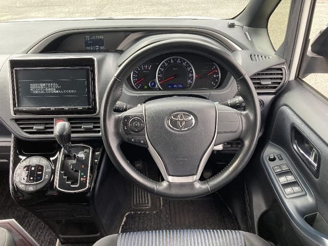 TOYOTA VOXY 4WD 2017