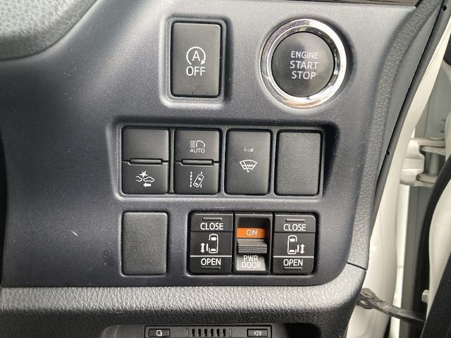 TOYOTA VOXY 4WD 2017