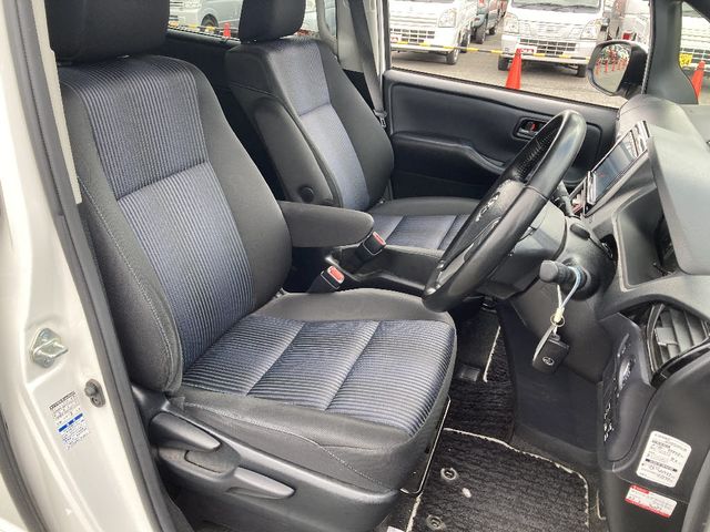 TOYOTA VOXY 4WD 2017