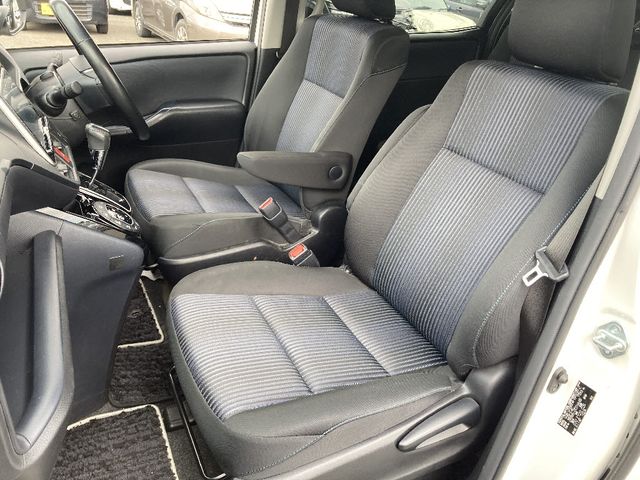 TOYOTA VOXY 4WD 2017