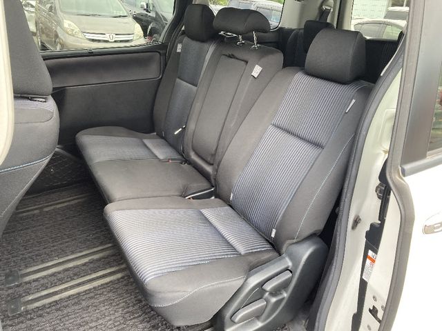 TOYOTA VOXY 4WD 2017