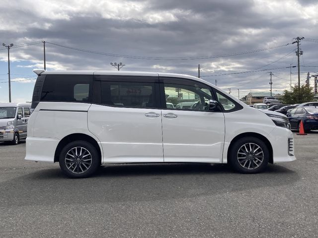 TOYOTA VOXY 4WD 2017