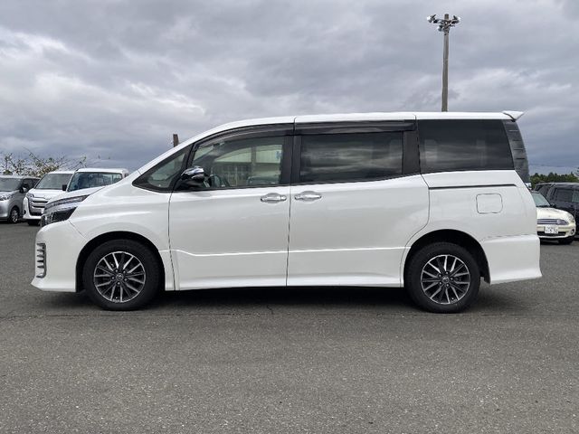 TOYOTA VOXY 4WD 2017