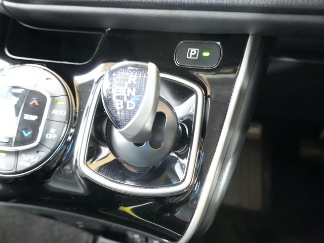 TOYOTA ESQUIRE HYBRID 2015