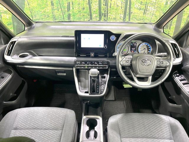 TOYOTA NOAH HYBRID 2022