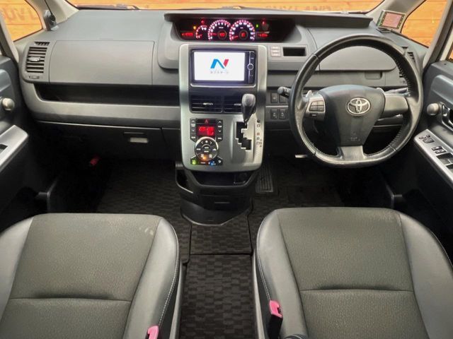 TOYOTA VOXY 4WD 2013