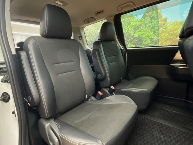 TOYOTA VOXY 4WD 2013