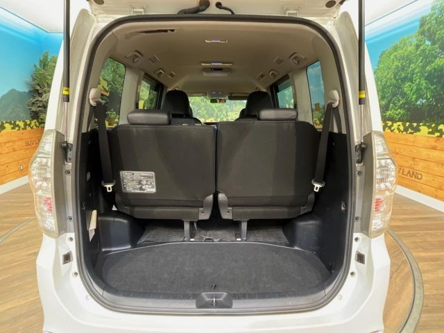 TOYOTA VOXY 4WD 2013