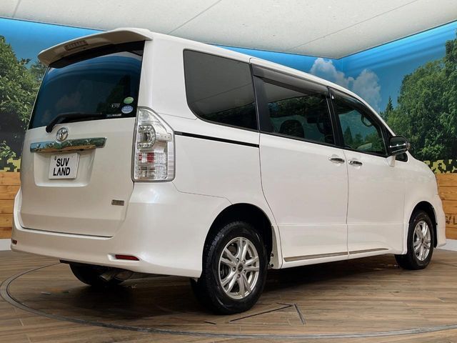 TOYOTA VOXY 4WD 2013