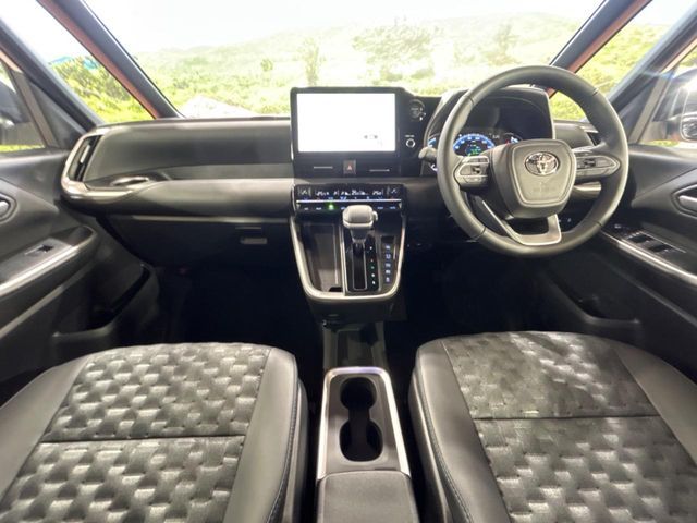 TOYOTA VOXY HYBRID 2025