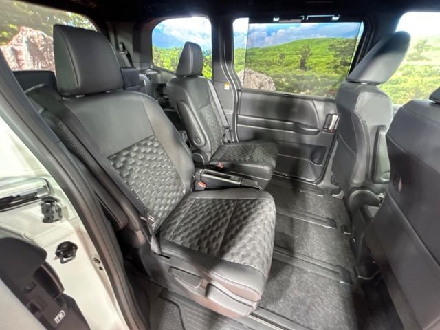 TOYOTA VOXY HYBRID 2025