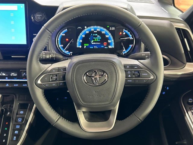 TOYOTA VOXY HYBRID 2025