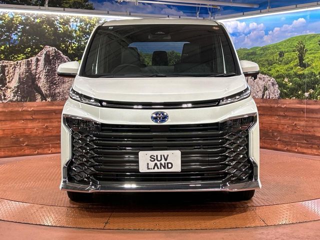 TOYOTA VOXY HYBRID 2025