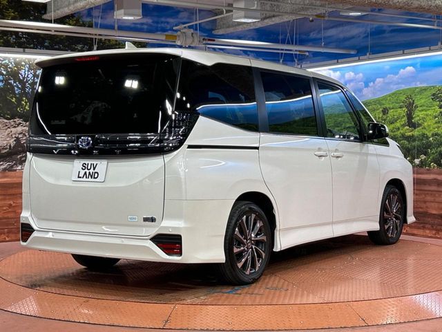 TOYOTA VOXY HYBRID 2025