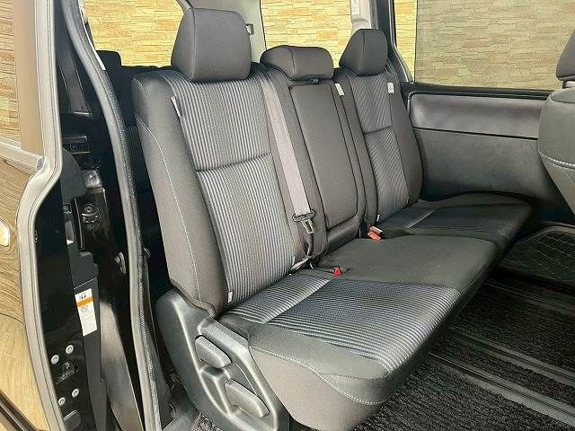 TOYOTA VOXY 4WD 2017