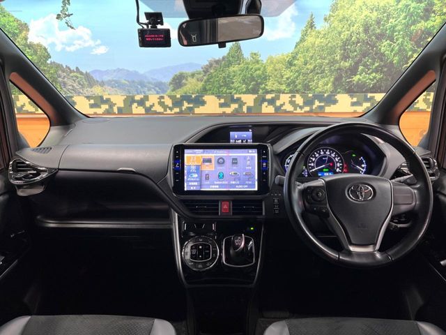 TOYOTA VOXY HYBRID 2021