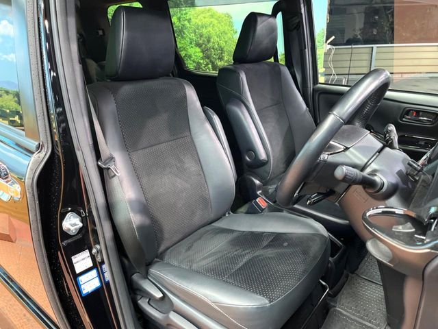 TOYOTA VOXY HYBRID 2021