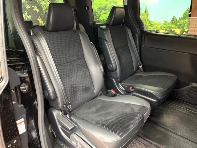 TOYOTA VOXY HYBRID 2021