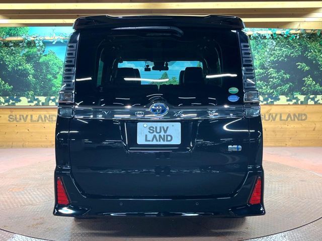 TOYOTA VOXY HYBRID 2021