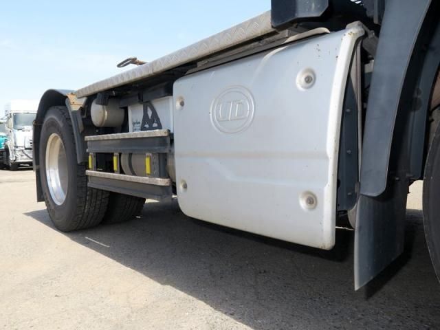 NISSAN DIESEL Quon 2020