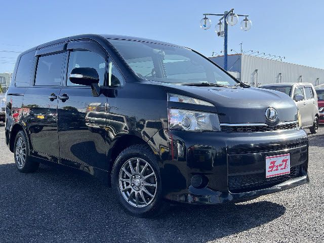 TOYOTA VOXY 2011