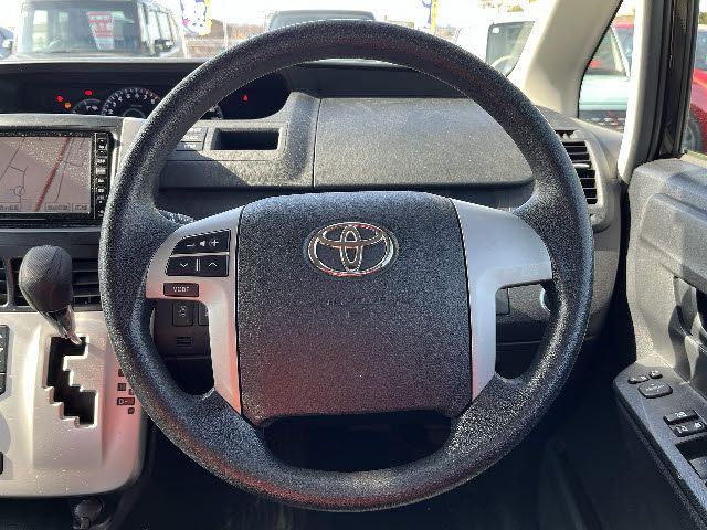 TOYOTA VOXY 2011