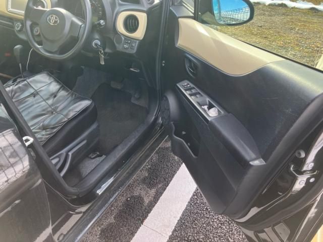 TOYOTA VITZ  4WD 2012