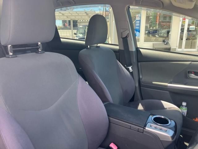 TOYOTA PRIUS Alpha 2013