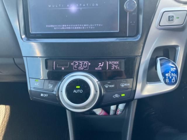 TOYOTA PRIUS Alpha 2013