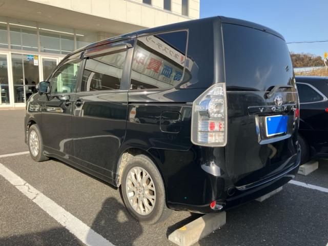 TOYOTA VOXY 2010