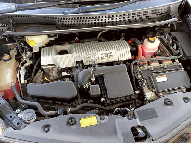 TOYOTA PRIUS Alpha 2013