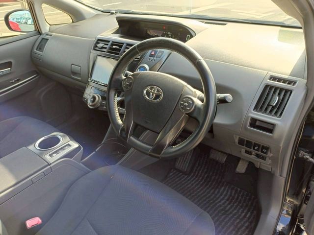 TOYOTA PRIUS Alpha 2013
