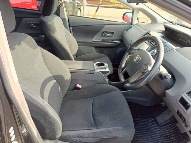 TOYOTA PRIUS Alpha 2013