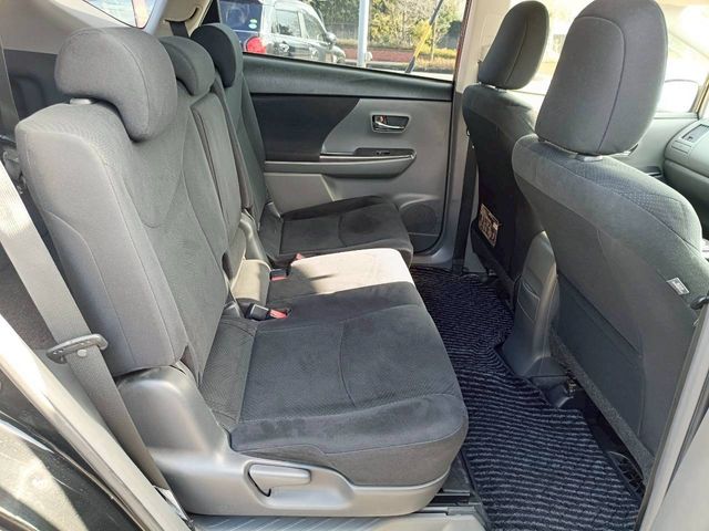 TOYOTA PRIUS Alpha 2013