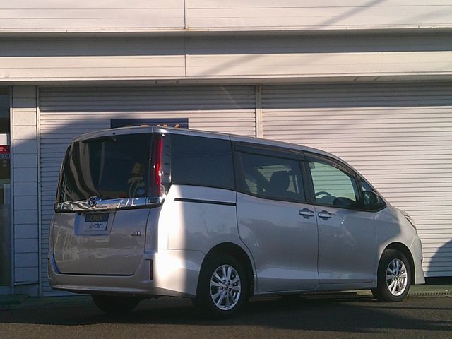 TOYOTA NOAH HYBRID 2020