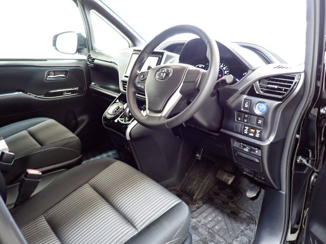 TOYOTA VOXY HYBRID 2018