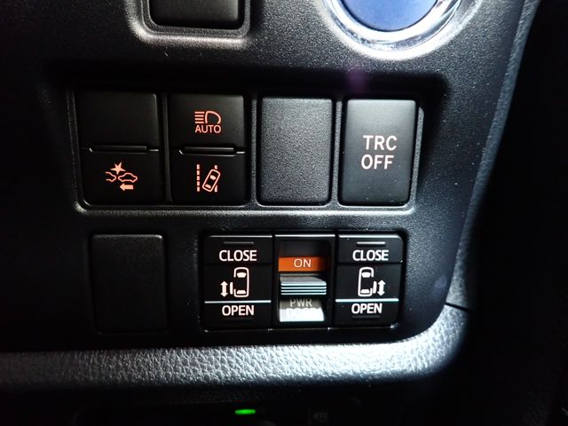 TOYOTA VOXY HYBRID 2018