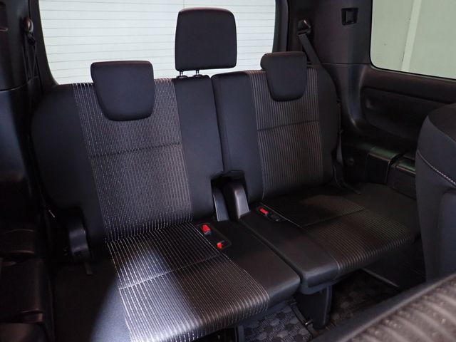 TOYOTA VOXY HYBRID 2018