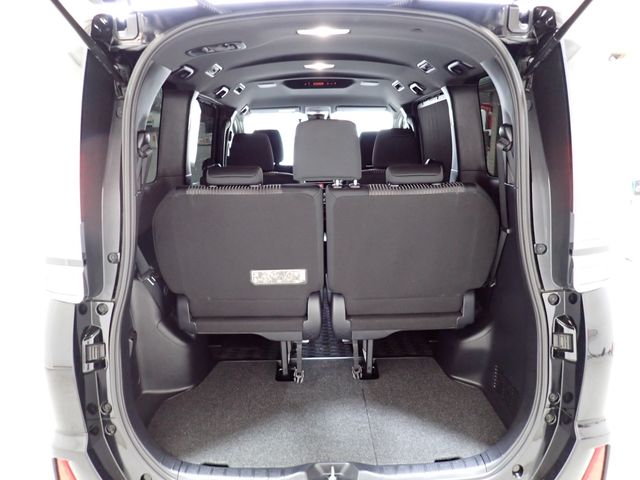 TOYOTA VOXY HYBRID 2018