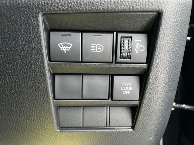 TOYOTA NOAH 4WD 2023