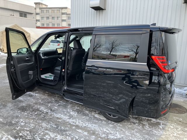 TOYOTA NOAH 4WD 2023