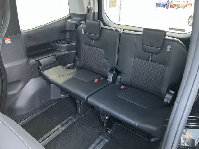 TOYOTA NOAH 4WD 2023