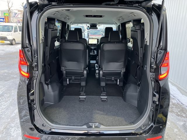 TOYOTA NOAH 4WD 2023