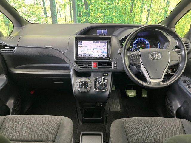 TOYOTA VOXY HYBRID 2017