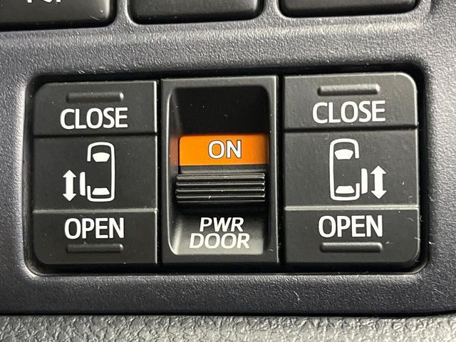 TOYOTA VOXY HYBRID 2017