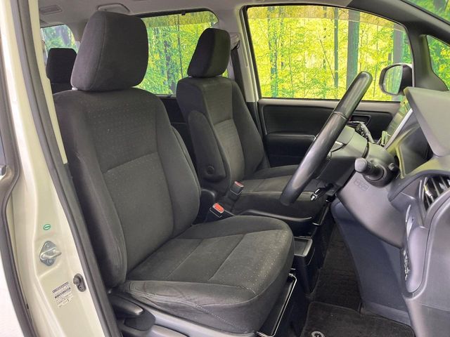 TOYOTA VOXY HYBRID 2017