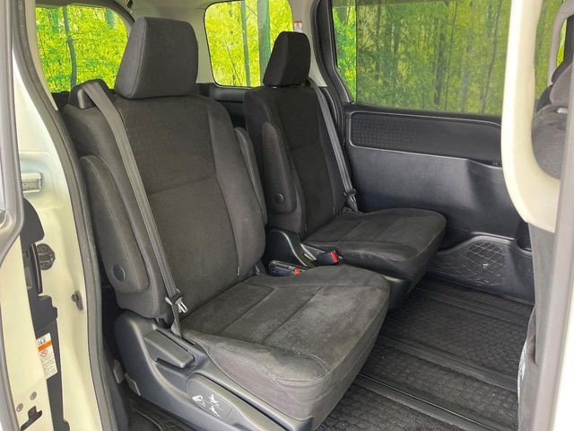 TOYOTA VOXY HYBRID 2017