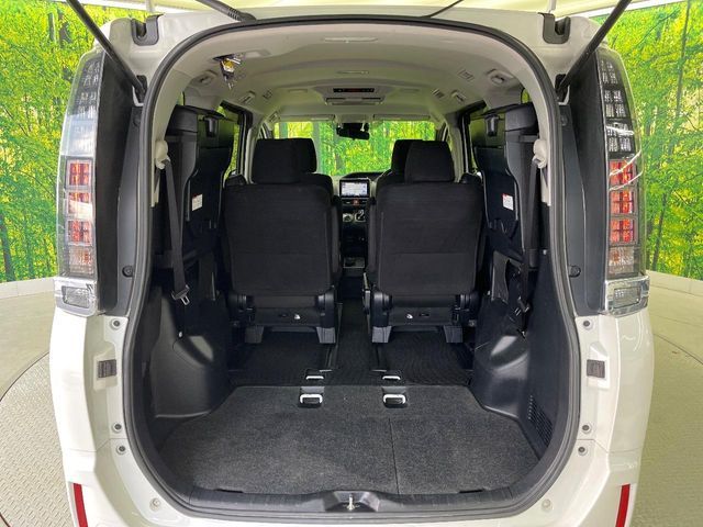 TOYOTA VOXY HYBRID 2017